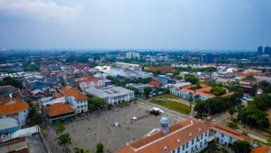 a city with many buildings