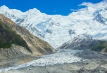 a snowy mountain range