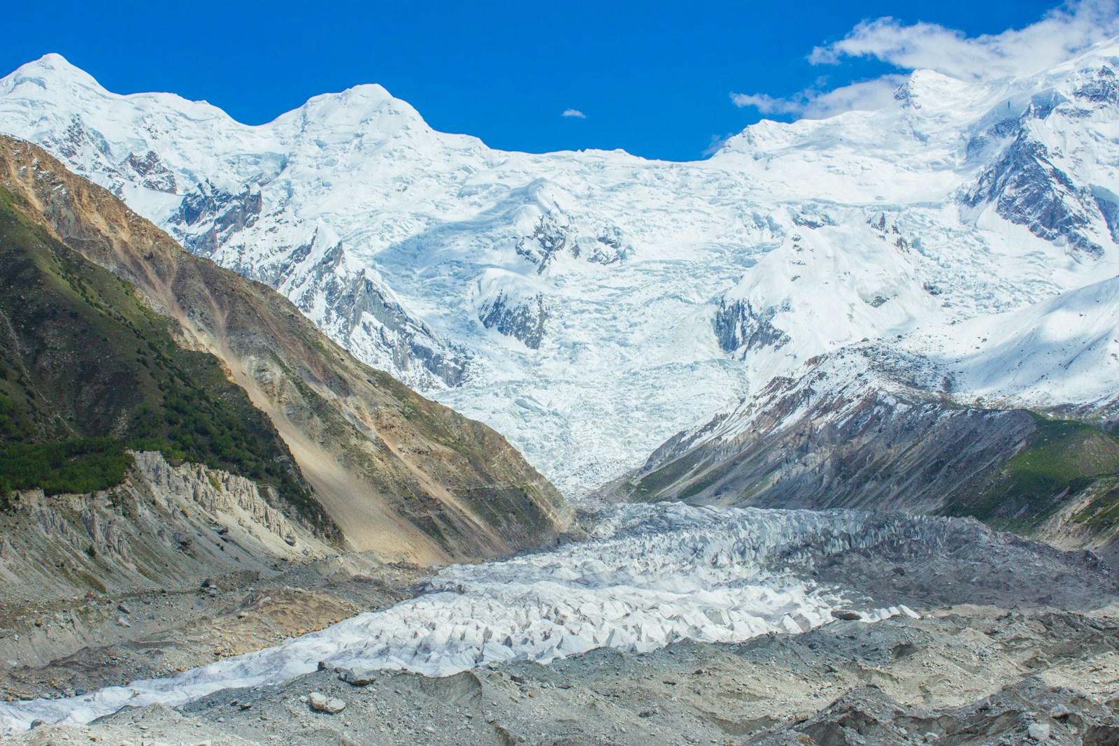a snowy mountain range